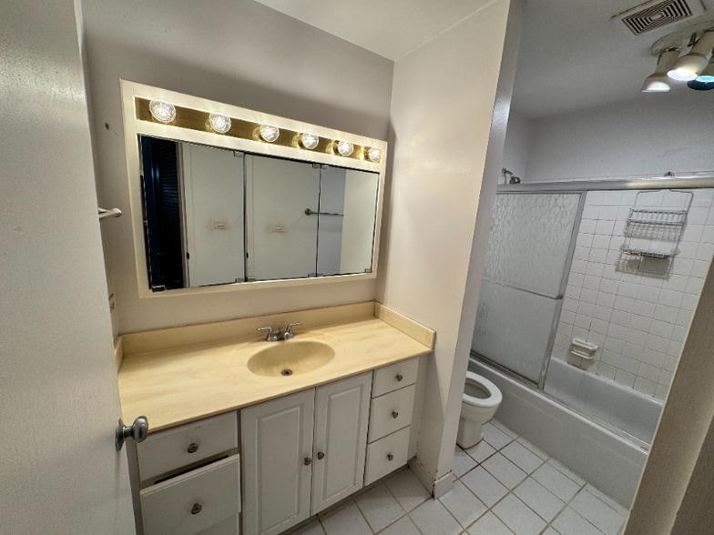 Building Photo - 6139 Knoll Wood Rd