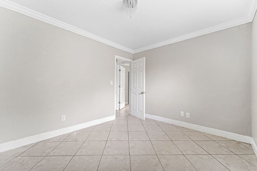 Building Photo - 1345 Drew St