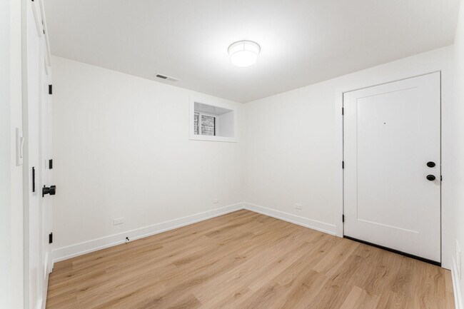 Building Photo - 1954 N Sheffield Ave