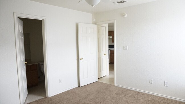 Building Photo - 3301 Hereford Ln