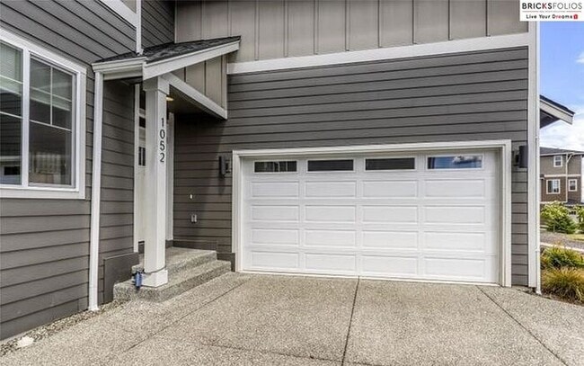 Building Photo - Banyan Grove, Bremerton: Charming 4-Bedroo...