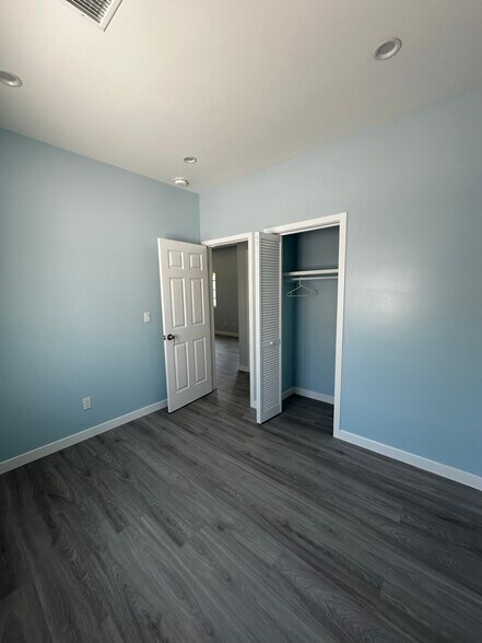 Building Photo - 2134 Park Dr