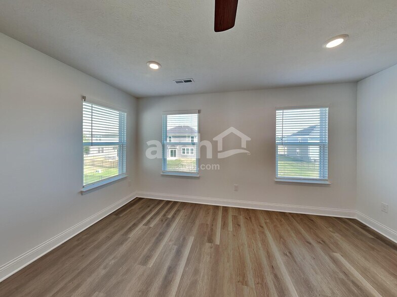 Building Photo - 206 Rustic Barn Ct