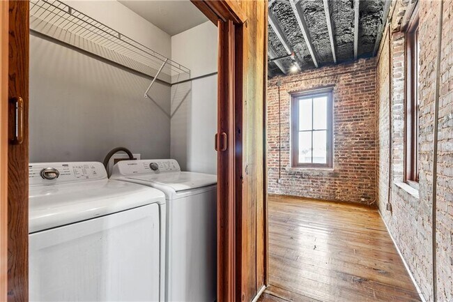 Building Photo - 558 St Francis St