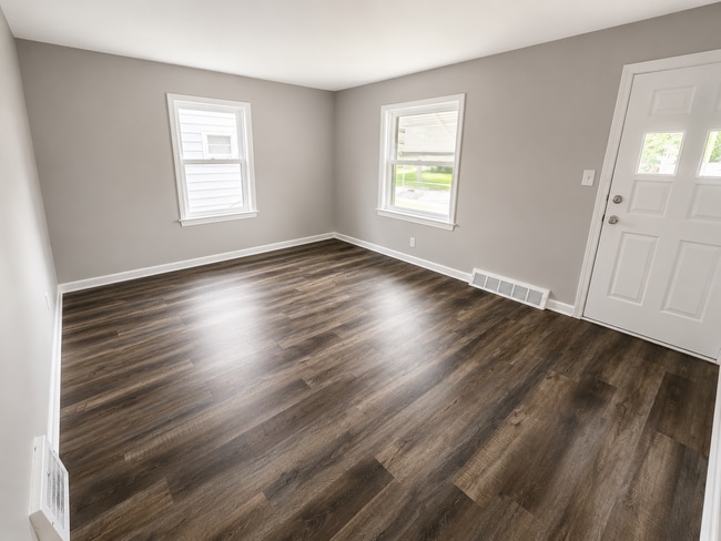 Building Photo - Move-In Ready 3BR Home in Desirable Euclid Location