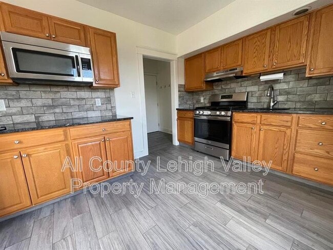 Building Photo - 410 4th Ave