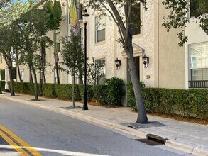 Building Photo - 560 S Sapodilla Ave