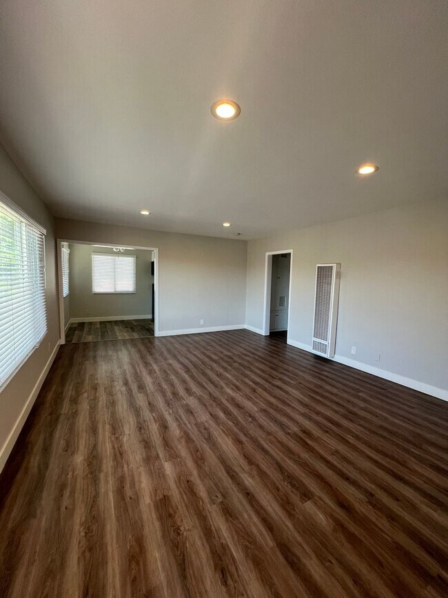 Building Photo - 723 Owen Drive