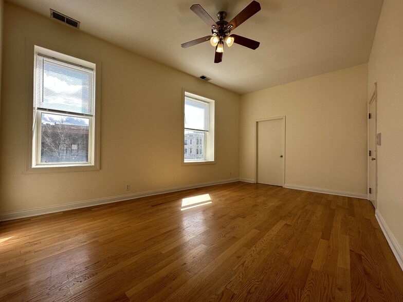 Living Room - 1424 W Wilson Ave