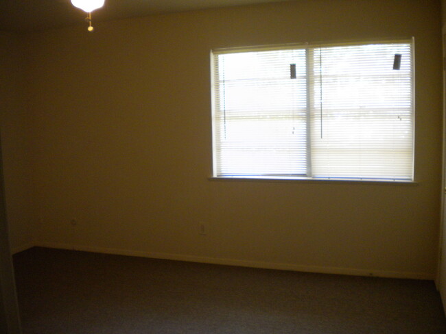 Building Photo - 2 Bedroom, 1.5 Bathroom Apartment in Arlin...