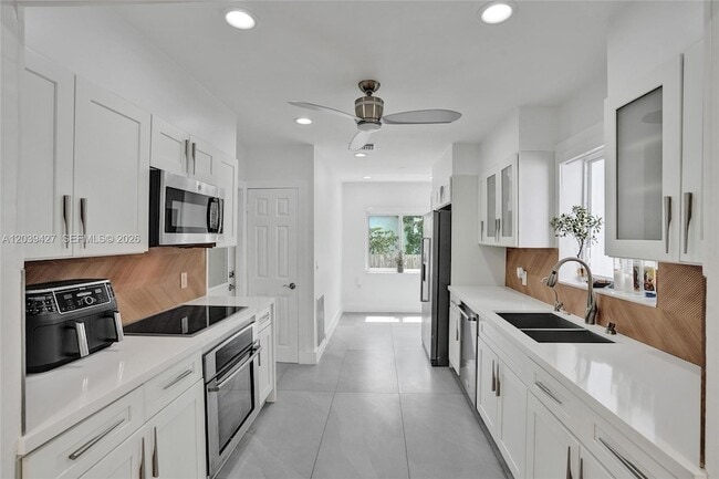 Building Photo - 213 NE 43rd St