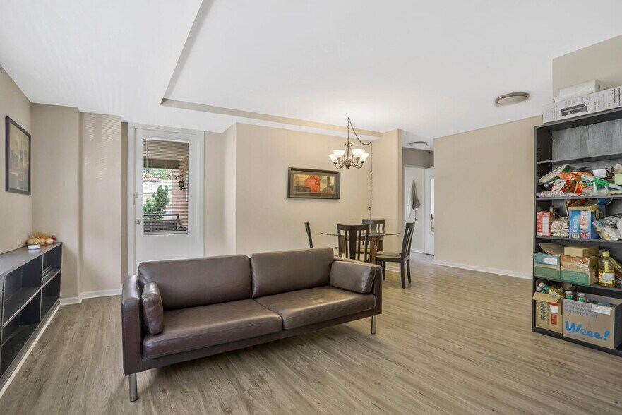 Living Room - 1121 Arlington Blvd