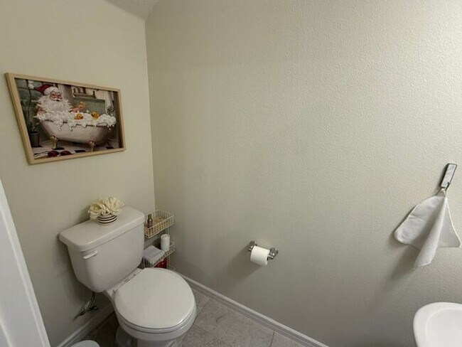 Building Photo - 3/2.5 Like new Davenport Townhome