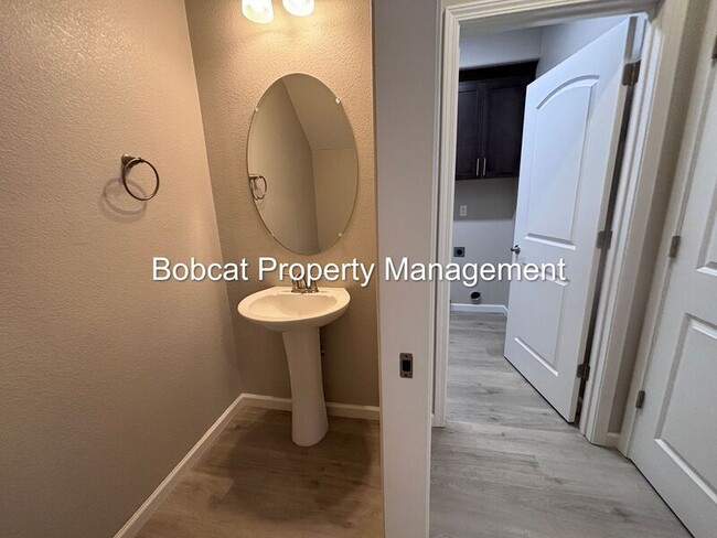 Building Photo - 860 Furlong Dr