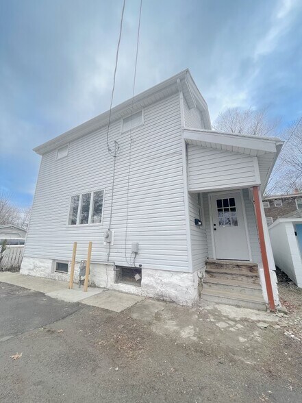 Primary Photo - 120 Diatreta Ln