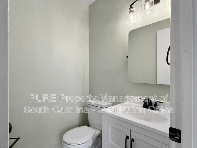 Building Photo - 2640 Orchid Ave