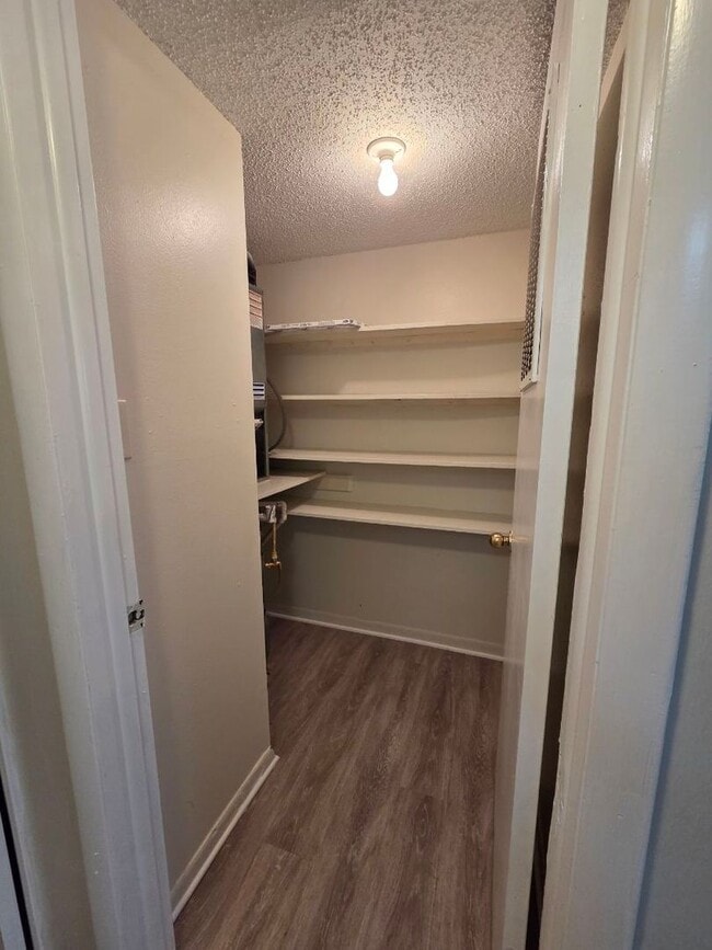 Building Photo - Charming 2 Bedroom 1 bath unit at Habana Park!