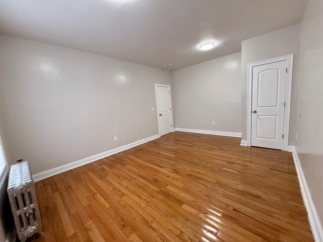 Building Photo - 546 Bergen Ave