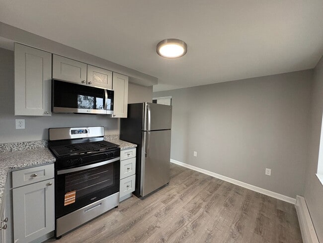 Building Photo - Completely remodeled 2 Bedroom Apartment in Bellevue with private Balcony!