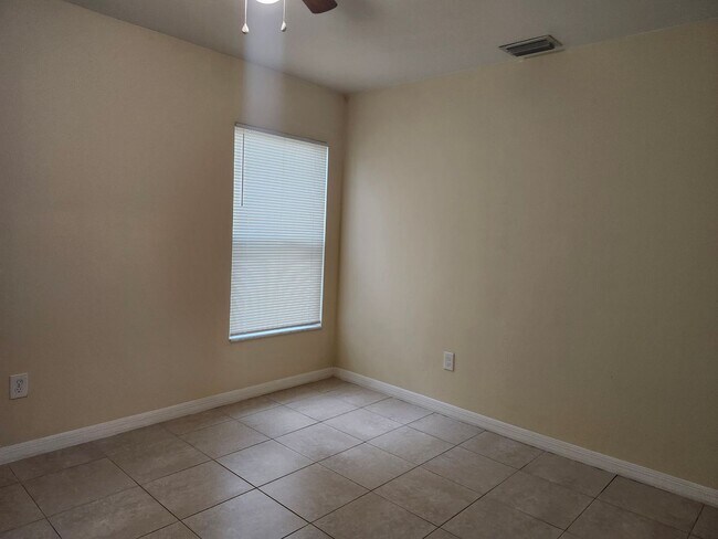 Building Photo - Nice, Clean 3 Bedroom, 2 Bathroom Duplex w...