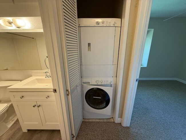 Building Photo - UPPER END UNIT TWO BED / TWO BATH CONDO IN...