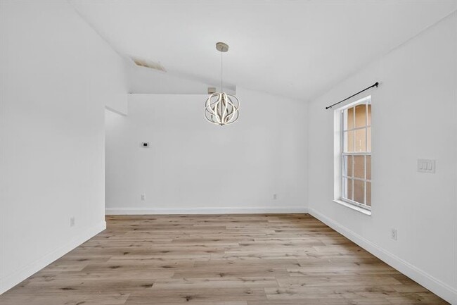 Building Photo - 497 SW Lacroix Ave