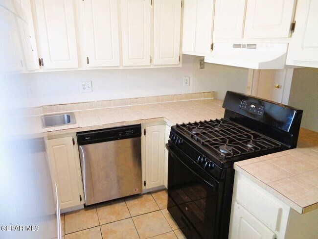 Building Photo - 3028 E Glen Dr