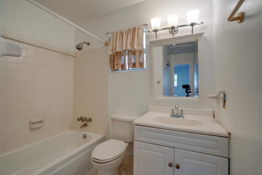 Building Photo - 2111 NE 1st Ct