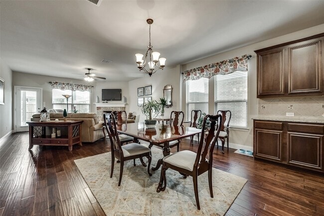 Building Photo - 1325 Realoaks Dr