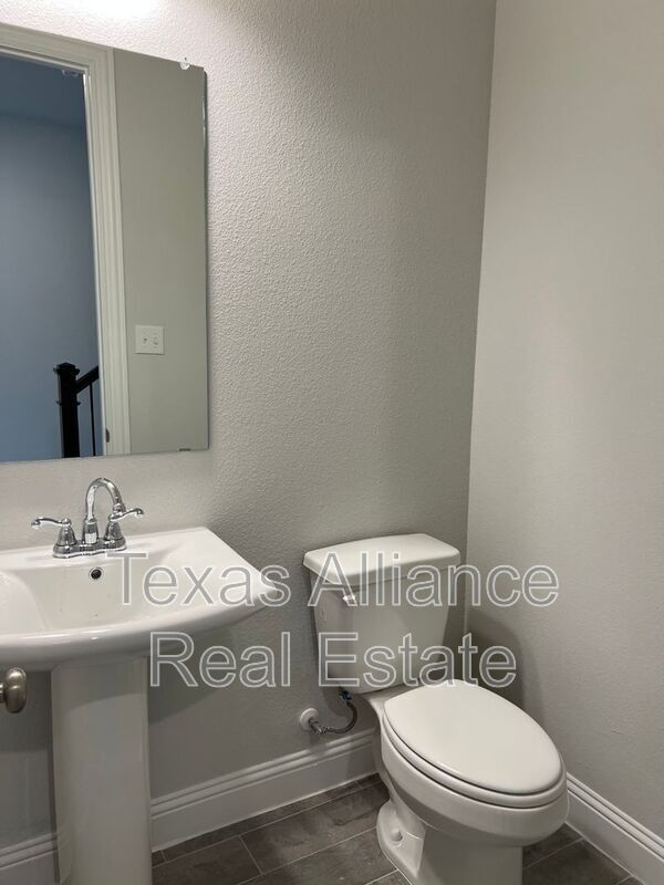 Building Photo - 552 Hutchinson Ln