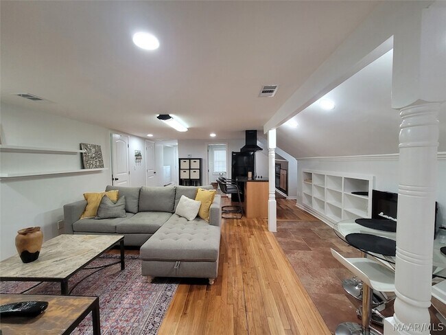 Building Photo - 2137 Madison Ave