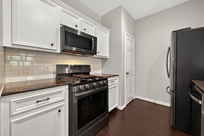 Building Photo - 1127 W 24th St