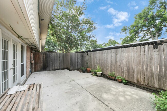 Building Photo - 832 Wax Myrtle Ln