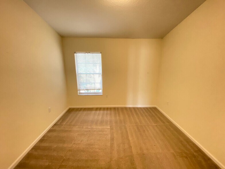 Building Photo - STONEBRIDGE LAKES 3 bed 2 1/2 bath