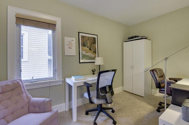 Building Photo - 711 University Ave SE