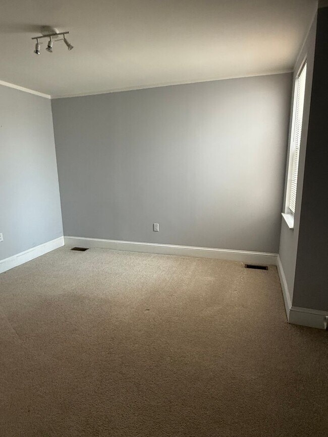 Building Photo - Spacious 3-Bedroom 1.5-Bathroom Home in Po...