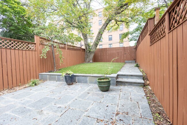 Building Photo - Beautiful 4 BR/3.5 BA Townhome in Cathedra...