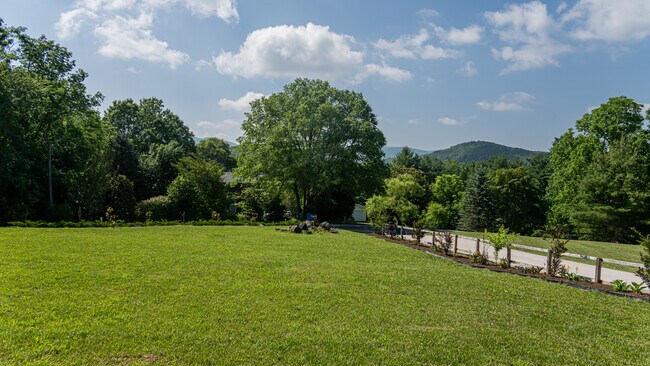 Building Photo - 664 Old Fort Rd