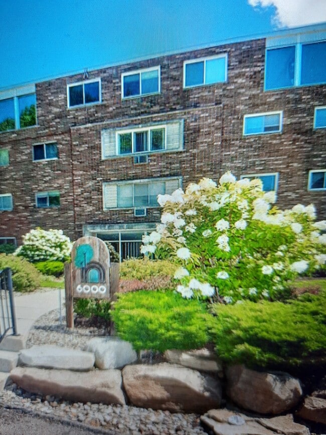 Building Photo - 6000 Nob Hill Dr