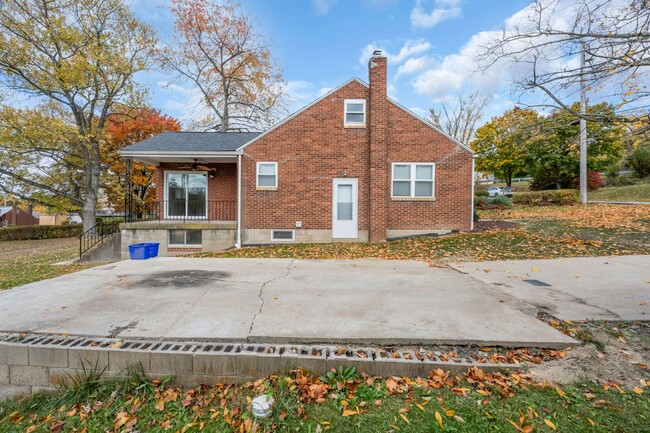 Building Photo - Welcome to this charming two-bedroom in Ho...