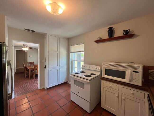 Building Photo - House with Back Apartment in Alameda Estat...