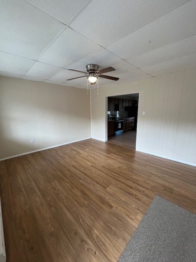 Building Photo - 3-4 bedroom, 2 bathroom