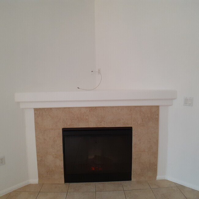 Fireplace - 2305 W Horizon Ridge Pky