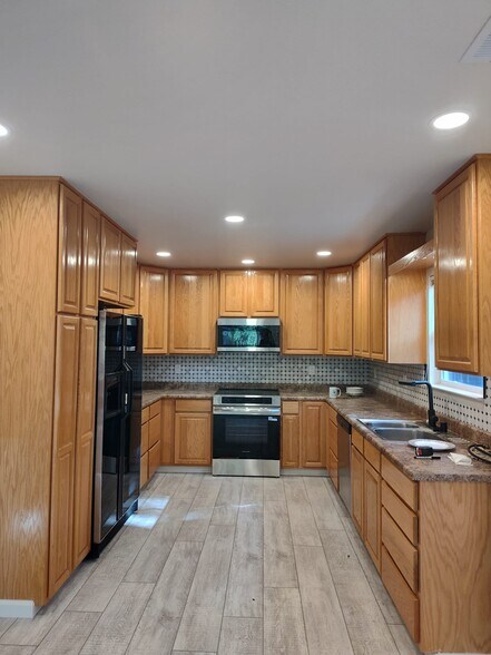 Building Photo - 6112 Wright Way