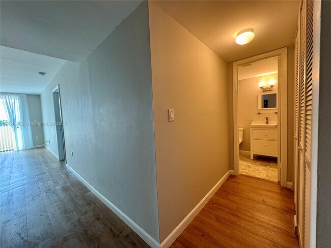 Building Photo - 7125 Bay Dr
