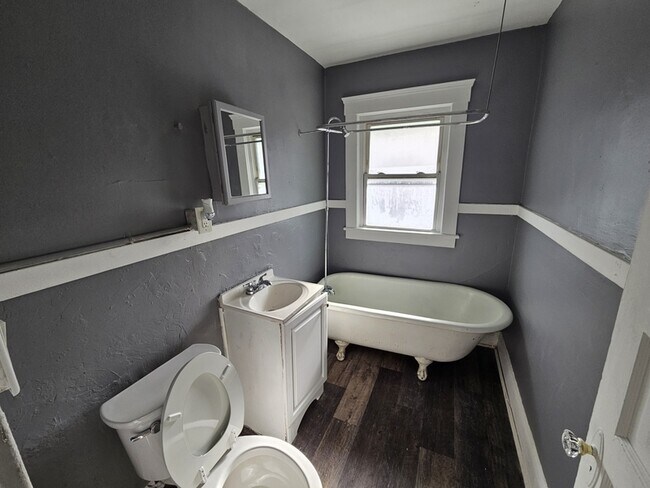 Building Photo - 2810 Woodbridge Ave