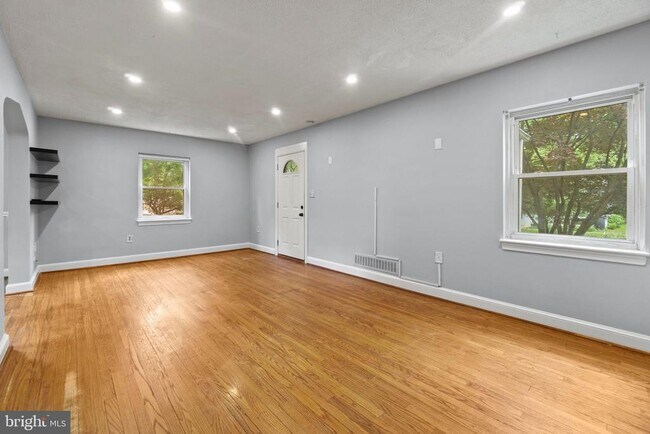 Building Photo - 6014 39th Ave