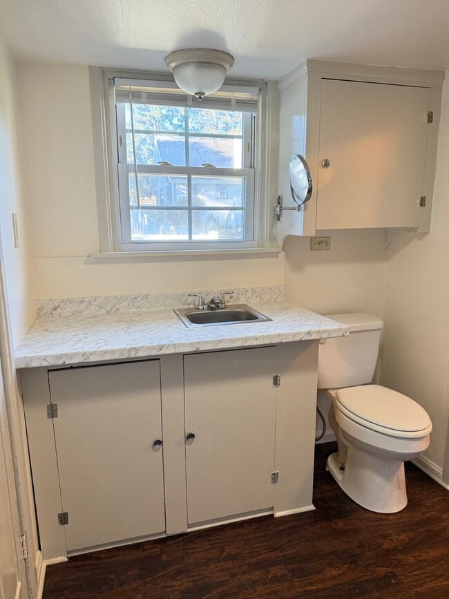 Building Photo - Charming 1 Bedroom Cottage with Bonus Room...