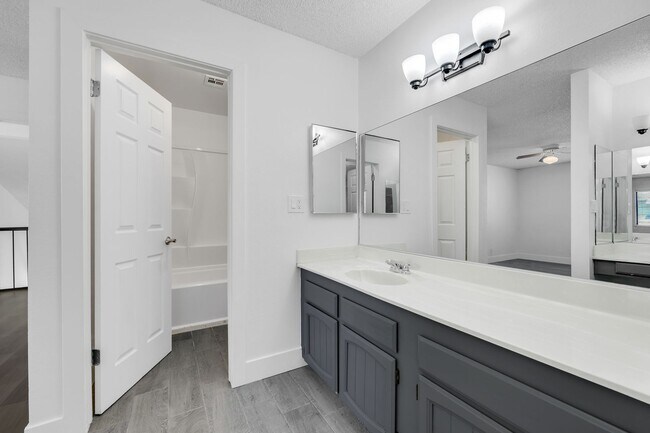 Building Photo - Beautiful home in central location