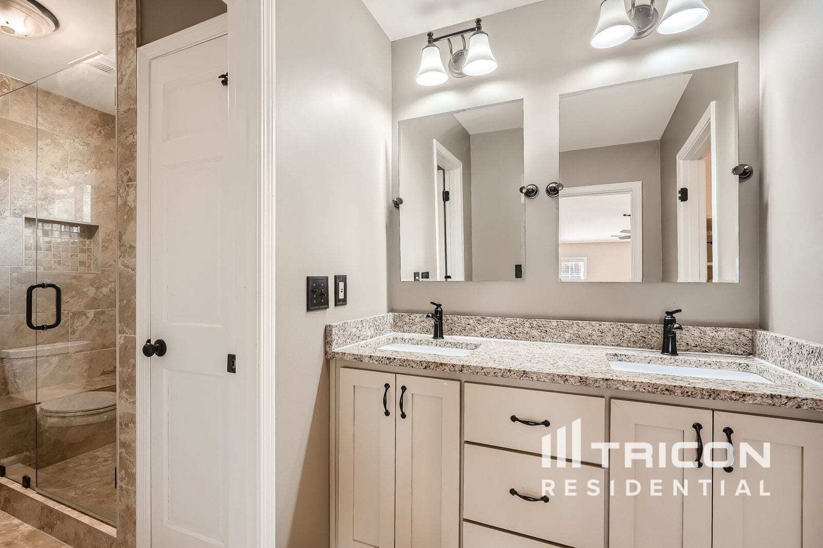 Building Photo - 9400 N Lake Dr